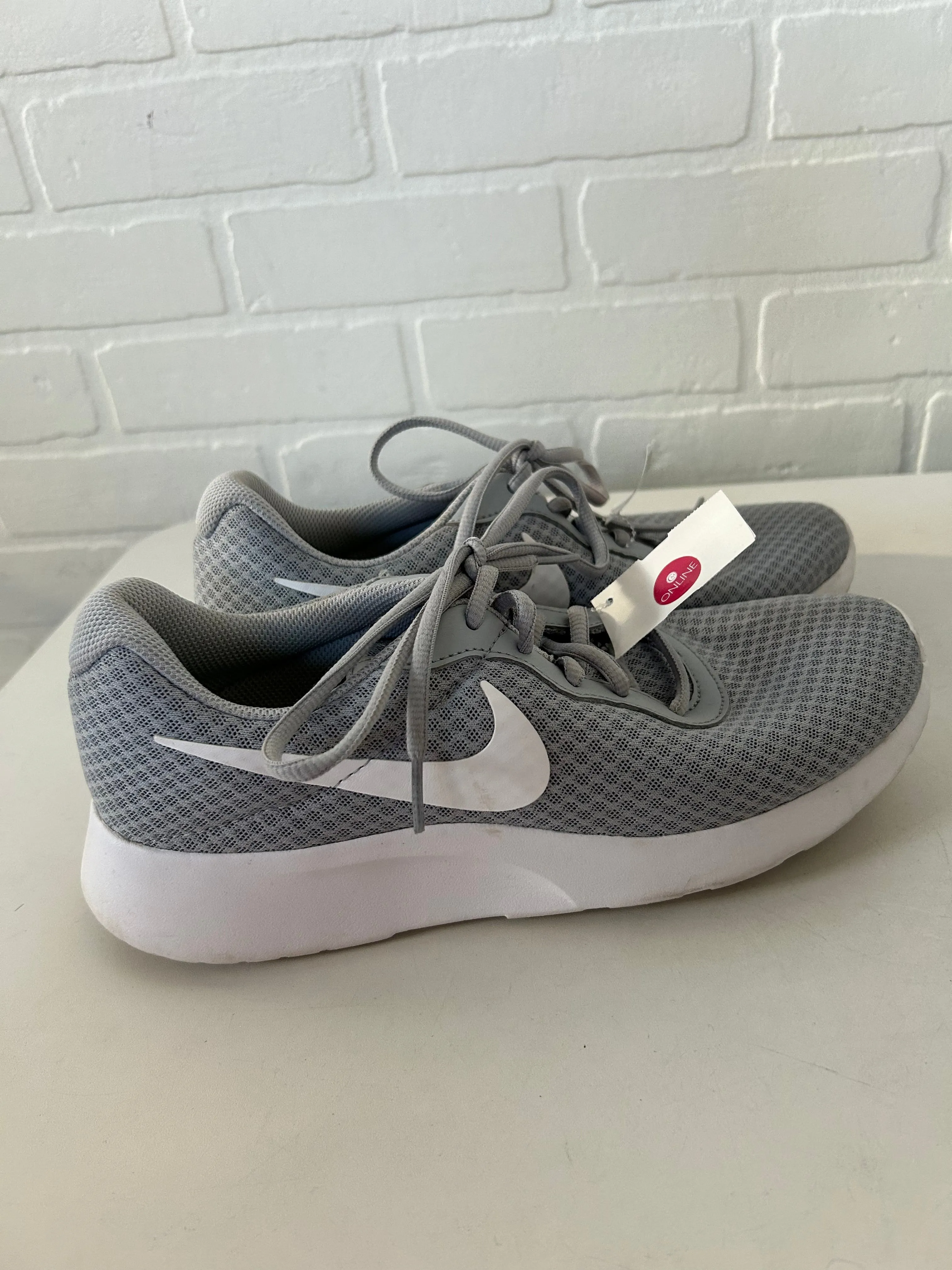 Shoes Athletic By Nike In Grey & White, Size: 9.5