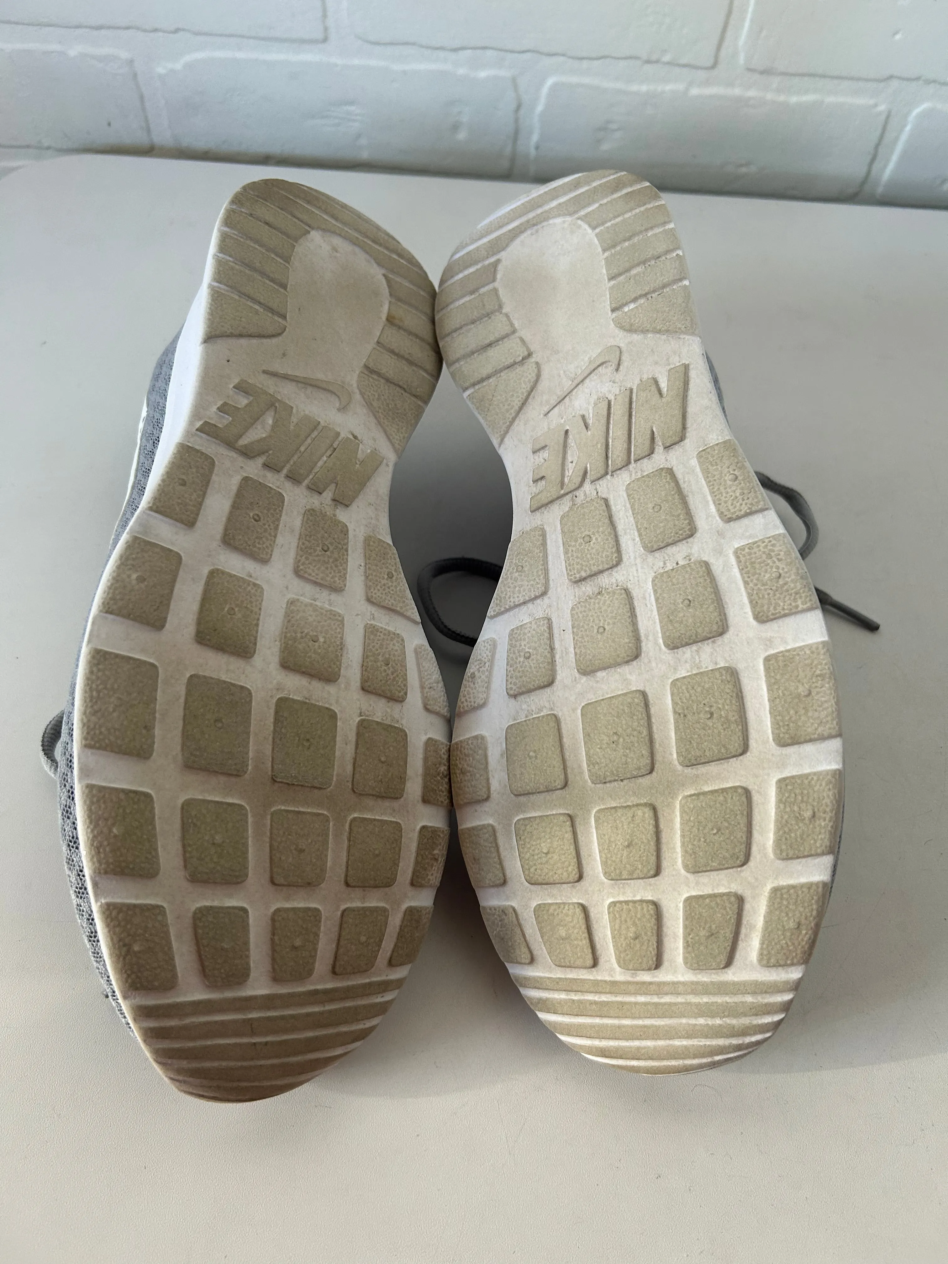 Shoes Athletic By Nike In Grey & White, Size: 9.5